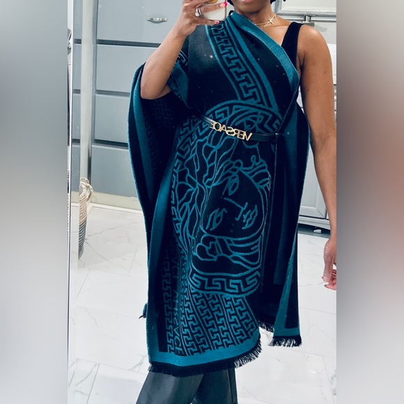 Authentic versace scarf, in very good condition as you can see in pics & video - Picture 8 of 8